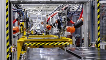 Batteriemontage: Wenn der Schn&uuml;ffelroboter am Akku riecht