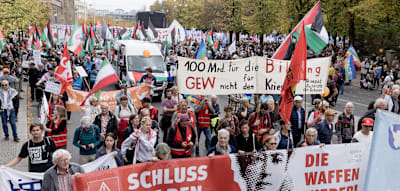 Pal&auml;stina- und Russlandflaggen zwischen Friedenstauben &ndash; Demonstration gegen Wehrpflicht in Berlin