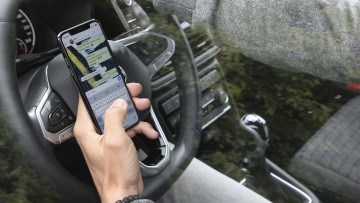 Kontrollwoche gegen Ablenkung am Steuer: Finger weg vom Smartphone!