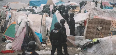 Spanische Polizei r&auml;umt Migrantenlager in Ceuta &ndash; viele fl&uuml;chten in umliegende W&auml;lder