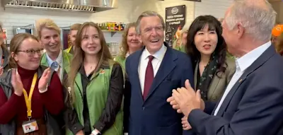 Gerhard Schr&ouml;der besucht Supermarktkette in Russland &ndash; Mitarbeiter empfangen ihn mit Applaus