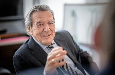 &bdquo;Schande&ldquo;, &bdquo;Verrat&ldquo; &ndash; Massive Kritik an Putin-Besuch von Schr&ouml;der, aber Lob von Stegner