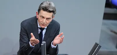 &bdquo;Schamlos&ldquo; &ndash; M&uuml;tzenich kritisiert Ukraine-Antrag von AfD und BSW