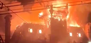 Historischer Turm st&uuml;rzte bei Feuerinferno ein &ndash; Polizei nimmt linksradikalen Gef&auml;hrder fest