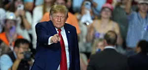 &bdquo;Wow. Der hat voll einen abbekommen&ldquo; &ndash; Trump lobt Pr&uuml;gel f&uuml;r Wahlkampf-St&ouml;rer