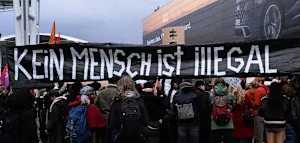 Mehr als 700 Menschen protestieren in M&uuml;nchen gegen Abschiebeterminal